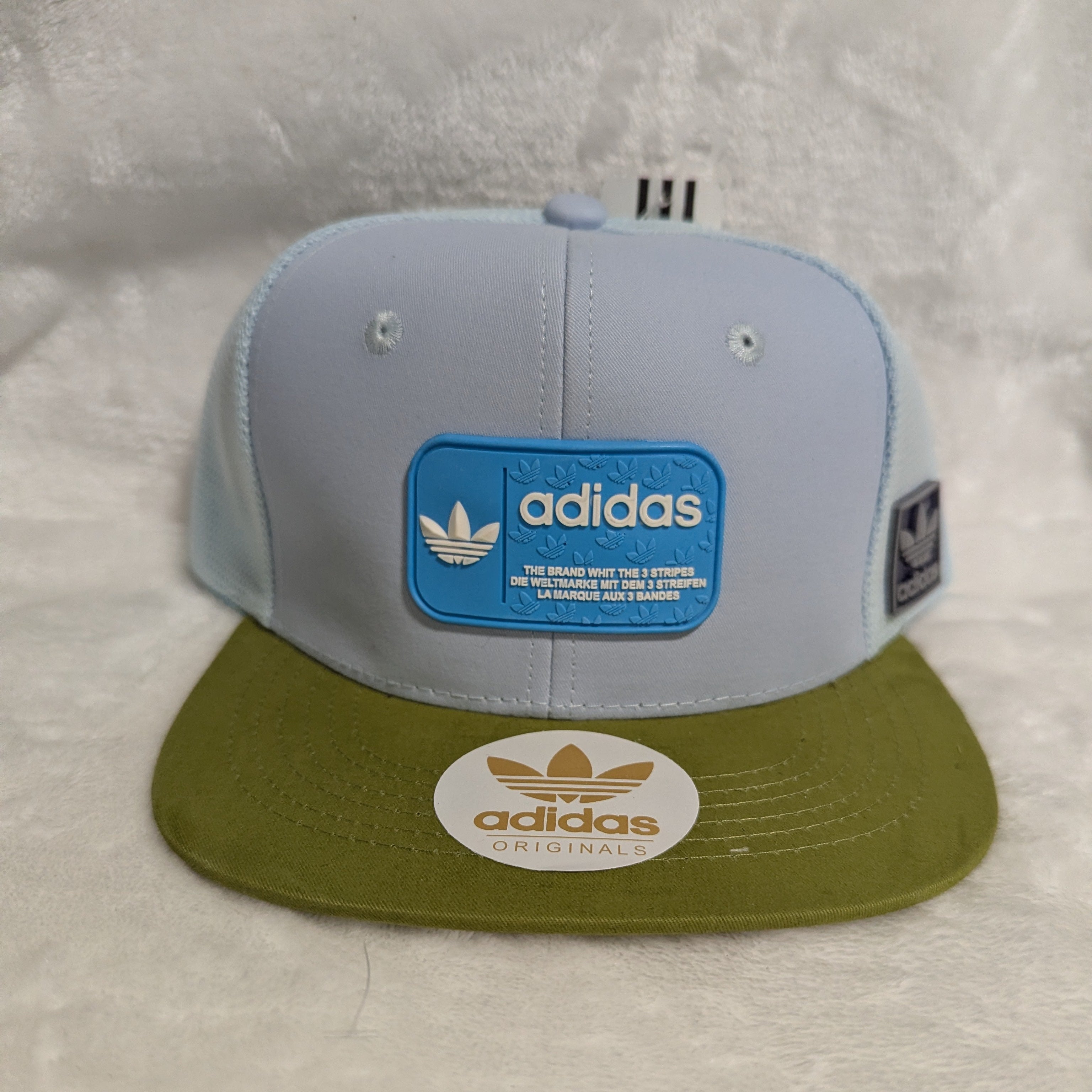 Gorra visera plana diseño Adidas con malla